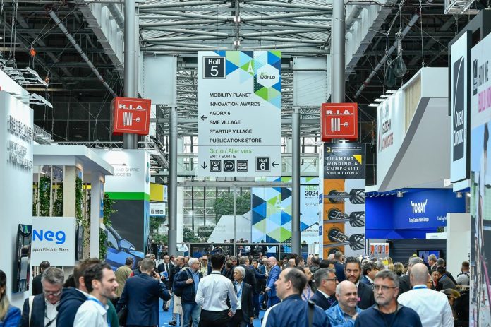 Une foule de personnes se promenant dans un salon professionnel dynamique et tourné vers l'avenir dans l'industrie mondiale des composites.