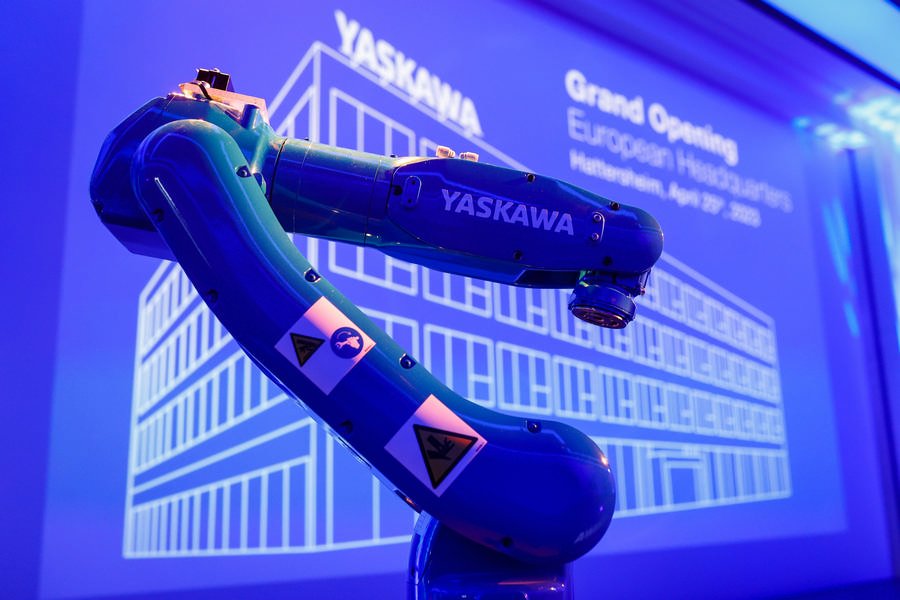 Un robot se tient devant un écran lors de l'inauguration du nouveau siège européen de Yaskawa.