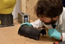 Les IRT Jules Verne, M2P et Saint Exupéry sous la bannière FIT Alliance matériaux Un homme en blouse travaille sur un échantillon de plastique dans le cadre des matériaux FIT Alliance, sous l'IRT Jules Verne.