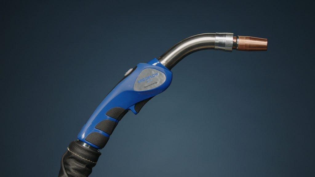 Un tuyau bleu et cuivre avec une poignée bleue conçu pour une protection optimale lors des fumées de soudage.