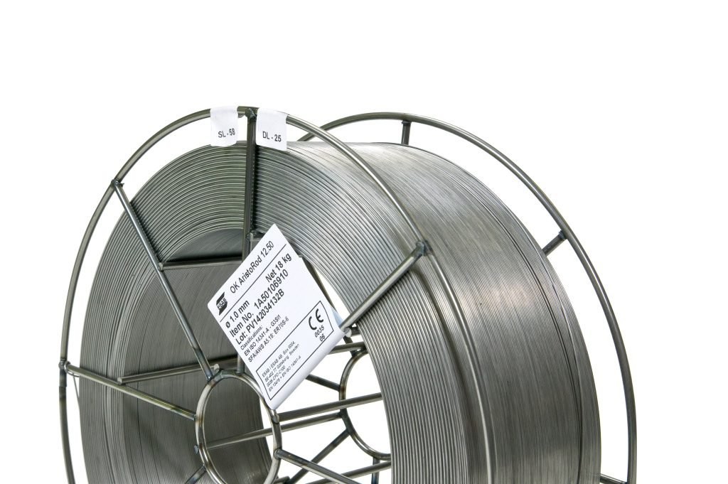 Une bobine de fil d'acier sur fond blanc.