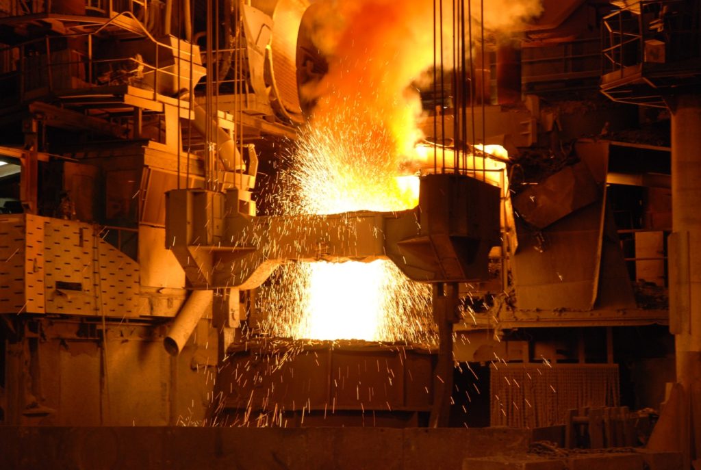Un four sidérurgique confronté à de nouveaux défis car il produit du métal en fusion à l’aide d’hydrogène.