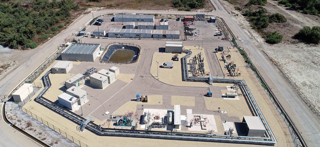 Vue aérienne d'une grande installation industrielle mettant en œuvre des technologies à hydrogène.