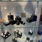 Une vitrine en verre contenant une variété d’objets.