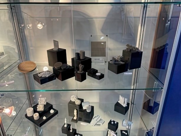 Une vitrine en verre contenant une variété d’objets.