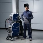 Un homme utilisant une machine de soudage avec facilité et satisfaction.