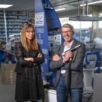 Deux personnes côte à côte dans une usine, pratiquant C2G Soudage.