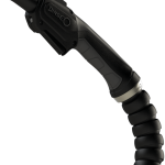 Un tuyau noir auquel est attachée une torche.