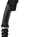 Une poignée dorée sur un tuyau noir.