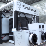 Imprimante 3D industrielle XXL avec marquage "évolution" en atelier.