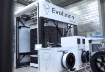 Imprimante 3D industrielle XXL avec marquage "évolution" en atelier.