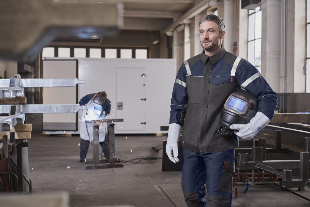 Un homme portant un équipement de soudage confortable dans une usine.
