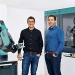 Des hommes et des robots côte à côte.