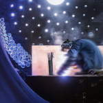 Un soudeur en tenue de protection travaille sur une pièce métallique, avec des étincelles volantes, sur fond de mur avec de nombreux trous circulaires éclairés par des phares automobiles.