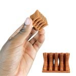 Une main tenant un petit objet marron imprimé en 3D avec une structure ondulée ressemblant à un treillis. Un autre objet identique imprimé en 3D est présenté ci-dessous sur fond blanc. Les objets ont un design géométrique complexe.