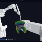Une simulation 3D montrant deux bras robotiques, l'un tenant un composant tandis que l'autre semble effectuer une opération de soudage. L'interface comprend divers détails tels que les propriétés, le graphique de scène et les options de contrôle sur le côté droit de l'arrière-plan sombre.