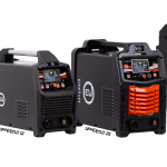 L'image présente une gamme de quatre machines à souder Forcior Uppercut de différentes tailles et modèles. De gauche à droite, ils sont étiquetés Uppercut 25, Uppercut 42, Uppercut 75 et Uppercut 75S. Chaque machine de cette nouvelle gamme dispose de panneaux de commande, de câbles et d'une marque de découpeurs plasma avancés.