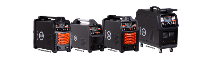 L'image présente une gamme de quatre machines à souder Forcior Uppercut de différentes tailles et modèles. De gauche à droite, ils sont étiquetés Uppercut 25, Uppercut 42, Uppercut 75 et Uppercut 75S. Chaque machine de cette nouvelle gamme dispose de panneaux de commande, de câbles et d'une marque de découpeurs plasma avancés.