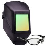 Un casque de soudage noir avec une visière teintée verte et une sangle réglable sur le côté est présenté à côté d'une paire de lunettes de sécurité noires à verres transparents, idéales pour la protection faciale EPI lors du soudage manuel au laser.