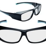 L’image montre deux paires de lunettes 3D à monture en plastique noir avec des extrémités de branches bleues, affichées sous deux angles différents. Les lunettes, souvent utilisées pour visualiser du contenu 3D, ont un design élégant et moderne et des verres clairs. Leur savoir-faire pourrait s’apparenter à la précision trouvée dans les techniques manuelles de soudage au laser.