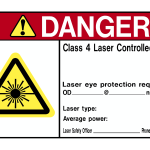 Un panneau d'avertissement avec un en-tête rouge intitulé « DANGER », indiquant une zone contrôlée par laser de classe 4. Le panneau comprend un triangle jaune avec une icône laser noire, des champs permettant de spécifier les exigences de protection contre la DO, le type de laser, la puissance moyenne et les coordonnées du responsable de la sécurité des lasers faciaux du EPI.