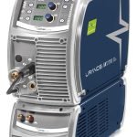 Un poste à souder bleu et argent, parfait pour les chantiers navals, doté de boutons de commande, d'un affichage numérique et de diverses connexions d'entrée/sortie. Conçu pour un soudage précis sous des contraintes exigeantes, le marquage « URANOS MX 2700 » est bien visible sur l'appareil.