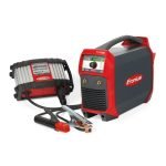 Un poste à souder Fronius rouge et noir est présenté à côté d'un convertisseur de puissance, parfaitement adapté aux conditions exigeantes des chantiers navals. Le poste à souder est doté d'un écran numérique avec des chiffres verts et de divers boutons de commande. Deux câbles avec pinces sont fixés à l'appareil, garantissant un soudage précis.