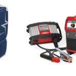 L'image montre deux ensembles d'équipements de soudage, indispensables aux chantiers navals. A gauche, une grande machine à souder bleue et grise. A droite, une plus petite machine à souder noire et rouge est placée à côté d'un chargeur de batterie gris et noir relié par des câbles, prêt à toute tâche de soudage sous contraintes.