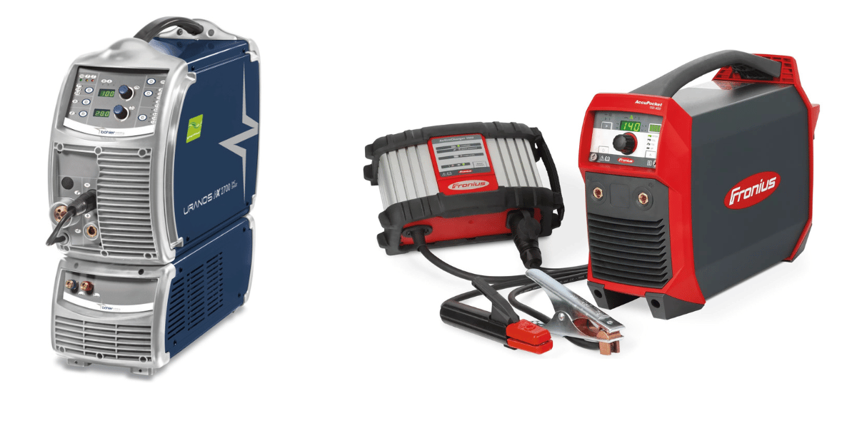 L'image montre deux ensembles d'équipements de soudage, indispensables aux chantiers navals. A gauche, une grande machine à souder bleue et grise. A droite, une plus petite machine à souder noire et rouge est placée à côté d'un chargeur de batterie gris et noir relié par des câbles, prêt à toute tâche de soudage sous contraintes.