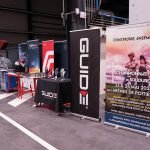 Espace événementiel intérieur avec trois bannières verticales faisant la promotion du Championnat de France de Soudure les 23 et 24 mai 2025. Divers équipements et matériaux sont visibles en arrière-plan, mettant l'accent sur le thème du soudage. Le décor semble être celui d'une exposition ou d'un salon professionnel.