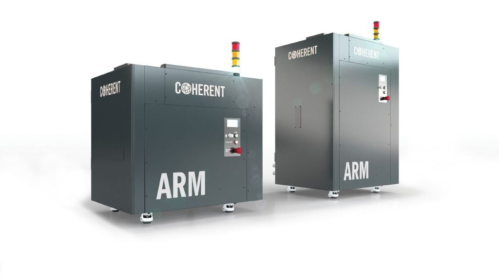 Deux grandes machines industrielles, baptisées « ARM » et « COHERENT », sont placées côte à côte. Chacune est équipée d'un panneau de commande, de voyants d'avertissement sur le dessus et d'une enveloppe métallique conçue pour les applications laser de procédé. Le fond est uni et blanc.