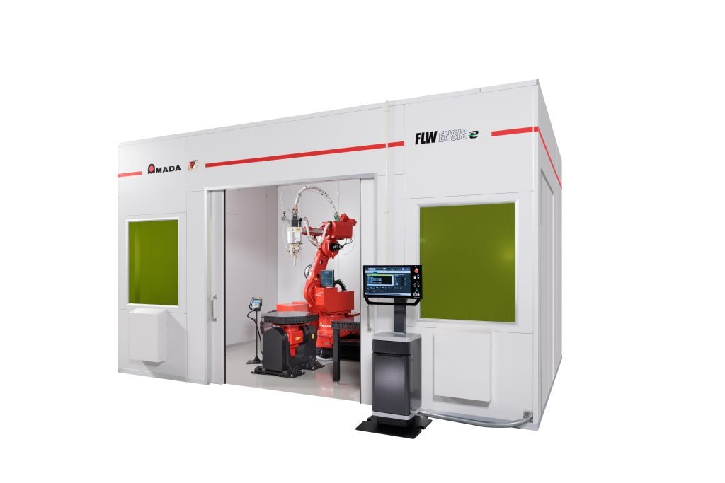 Une grande cellule de soudage robotisée industrielle, équipée d'un bras robotisé rouge à l'intérieur, exploite la technologie laser. Elle est équipée d'un écran d'ordinateur et d'un panneau de commande à l'extérieur, ainsi que de vitres teintées en vert sur les portes et les panneaux latéraux. L'unité est commercialisée sous la marque « AMADA FLW ENSIS ».