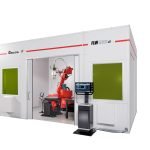 Une grande cellule de soudage robotisée industrielle, équipée d'un bras robotisé rouge à l'intérieur, exploite la technologie laser. Elle est équipée d'un écran d'ordinateur et d'un panneau de commande à l'extérieur, ainsi que de vitres teintées en vert sur les portes et les panneaux latéraux. L'unité est commercialisée sous la marque « AMADA FLW ENSIS ».