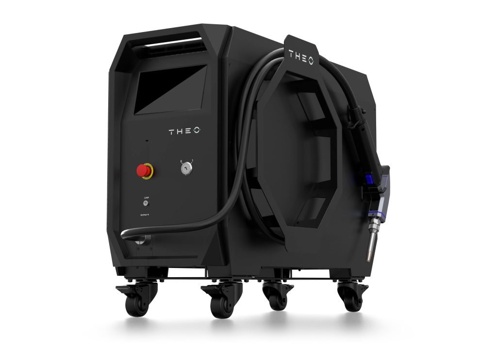 Une machine industrielle noire à roues étiquetée « THEO » avec un grand enrouleur de tuyau, des boutons de commande et un accessoire de buse portable - conçu pour les applications laser procédé - sur un fond blanc.