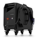 Une machine industrielle noire à roues étiquetée « THEO » avec un grand enrouleur de tuyau, des boutons de commande et un accessoire de buse portable - conçu pour les applications laser procédé - sur un fond blanc.