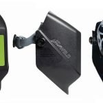 Trois vues d'un casque de soudage noir : de face, de côté avec visière relevée et de l'intérieur montrant les sangles et les commandes. Le casque est doté d'une fenêtre de visualisation rectangulaire teintée en vert, idéale pour les applications laser ou laser de pointe.