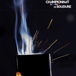 Gros plan sur un processus de soudage avec des étincelles et de la fumée s'élevant de la jonction de deux pièces de métal. Le texte "Championnat de France soudage" s'affiche dans le coin supérieur droit, mettant en valeur ce moment intense de soudage vidéo.
