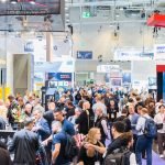 Une foule nombreuse se rassemble autour des stands du salon Schweissen & Schneiden, très fréquenté, pour découvrir les innovations dans un hall d'exposition spacieux et bien éclairé. Diverses enseignes et présentations d'entreprises laissent entrevoir ce qui se passera lors de l'édition 2025.