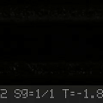 Un objet blanc se déplace rapidement dans un tunnel sombre, laissant une trace. Des données numériques et une minuterie sont affichées en texte blanc sur le bord inférieur, mettant en évidence la nouvelle génération de technologie de soudage par faisceau dynamique de Civan Lasers.