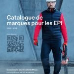 Un homme portant des équipements de sécurité, notamment un casque rouge, des lunettes de protection, des gants et un gilet rembourré, se tient debout en tenant de lourdes chaînes. Le texte annonce un catalogue de marques d'EPI pour 2025-2026 pour les clients de Mewa.