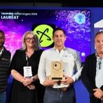 Quatre personnes posent à l'intérieur pour une photo ; l'une d'entre elles tient un prix en bois. Derrière eux, un écran affiche "Trophées SEPEM Angers 2025 Lauréat" et une icône de trophée, mettant en valeur la Sepem Angers. Le logo de l'événement est visible à droite.