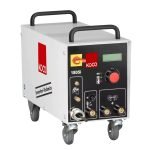 Une machine industrielle de marque KOCO étiquetée "1805i" avec un panneau de commande frontal noir, deux poignées sur le dessus, quatre roues pivotantes, et divers cadrans, interrupteurs et connecteurs de câbles, idéale pour le soudage de goujons et pour souder sans contraintes.