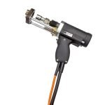 Un outil industriel manuel avec une poignée noire, des composants métalliques et un câble orange et noir, idéal pour le soudage de goujons, isolé sur un fond blanc.