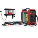 Un chargeur de batterie rouge et noir avec un affichage numérique, connecté à une unité d'alimentation séparée et des éléments de batterie verts visibles à l'intérieur de l'unité principale. Des câbles et des pinces sont attachés pour l'utilisation du chargeur.