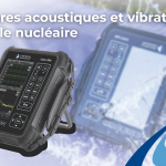 Au premier plan, un appareil numérique de mesure acoustique et vibratoire dont l'écran est allumé. À l'arrière-plan, un appareil similaire est aspergé d'eau. Un texte en français est superposé en haut.