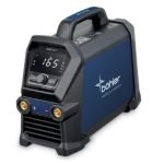 Poste de soudage CORE portable, bleu et noir, avec un écran numérique indiquant "165", portant le nom et le logo de la marque Böhler. Conçus pour les professionnels, ces Équipements de soudage sont dotés d'une poignée de transport et de deux ports de connexion frontaux.