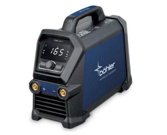 Poste de soudage CORE portable, bleu et noir, avec un écran numérique indiquant "165", portant le nom et le logo de la marque Böhler. Conçus pour les professionnels, ces Équipements de soudage sont dotés d'une poignée de transport et de deux ports de connexion frontaux.