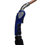 Gros plan d'une torche de soudage bleue et noire avec une buse en cuivre, isolée sur un fond blanc.