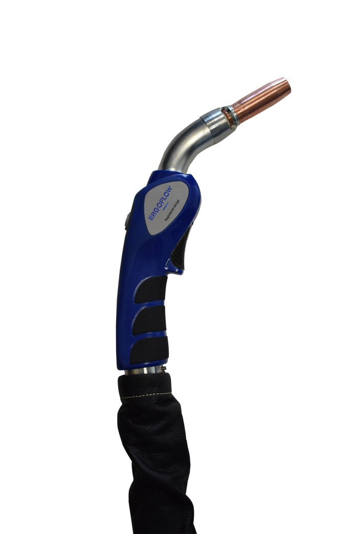 Gros plan d'une torche de soudage bleue et noire avec une buse en cuivre, isolée sur un fond blanc.