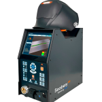 Un simulateur de soudage Seabery avec une interface à écran tactile, divers boutons de commande et un casque de soudage posé sur le dessus, sur un fond blanc uni.